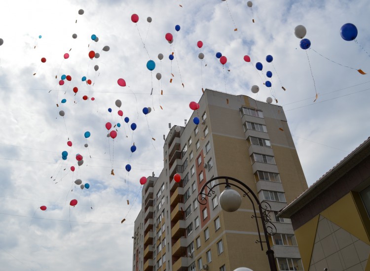Воздушные шары с письмами памяти отпустили в небо воспитанники детсада «Рождественский»